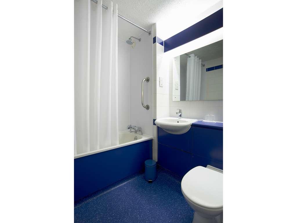 Travelodge Leeds Colton Гарфорт Номер фото